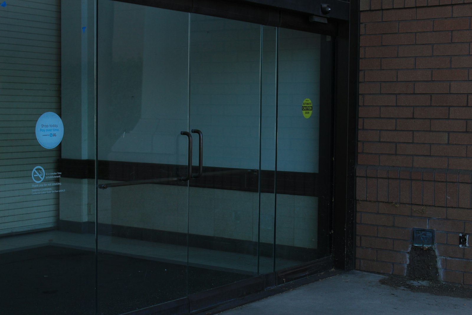 Automatic entrance doors